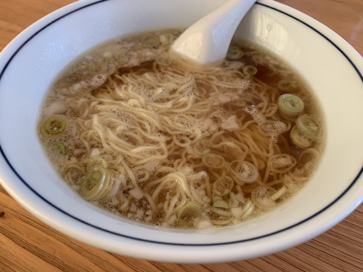 やっちん オヤジ飯です ラーメンスープをとったので 朝から朝ラー かけラーメン シンプルにスープに集中 背脂も浮かしてみました 鶏油の甘みもグーでした オヤジ飯 オヤジ弁当 手作りラーメン 朝ラー 男飯 おうちごはん