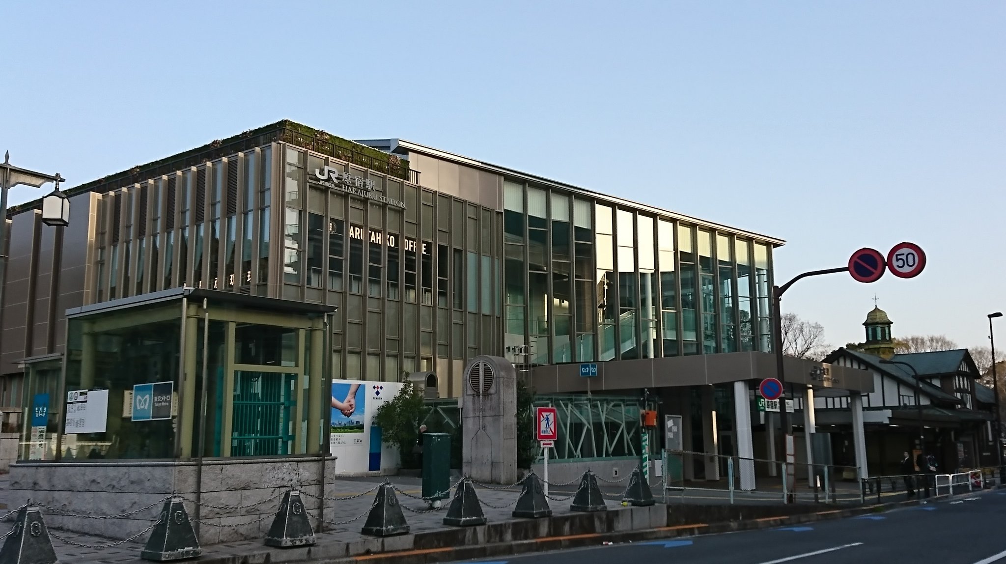 美術展ナビ 太田記念美術館など美術ファンにもお馴染みの原宿 駅が今日から新しくなりました 通路もぐっと広くなり あの混雑はなくなる ９６年の歴史を持つ旧駅舎はシャッターが閉められ寂しさもちょっぴり Ikeaなどが入る駅前の ウィズ 原宿 が完成間近