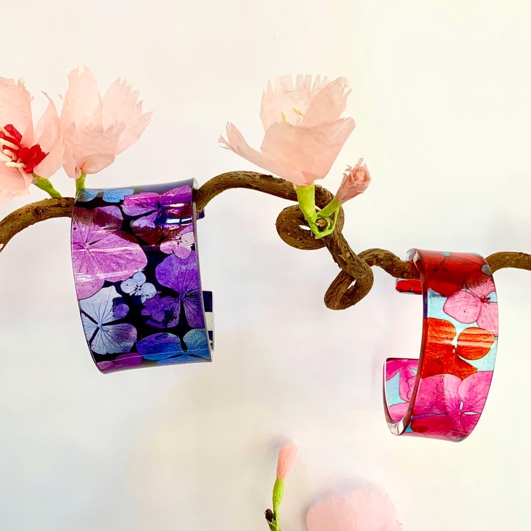 Bloomin' beautiful bangles <a href="/MilsomPlace/">Milsom Place</a> @sue_gregor <a href="/bathindiechat/">Bath Indie Chat</a> #flowers #acrylicbangles #localdesigner #shoplocal #shopindependent