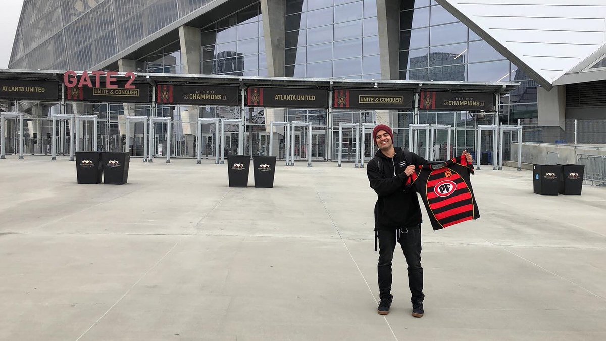 RubenaoJr's tweet photo. Un recuerdo antes de volver a Chile con la camiseta más linda de todo el mundo. En el estadio del Atlanta United FC #RconA 🔴⚫️🔴⚫️ https://t.co/JHTWmvkREI