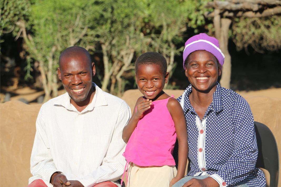 😃 On this #InternationalDayOfHappiness, Sibongile and his family in #Zimbabwe are all smiles after reaping good harvests—allowing them to more easily feed and educate their children. 😃 <a href="/USAIDFFP/">USAID/Food for Peace</a> #WVinZim