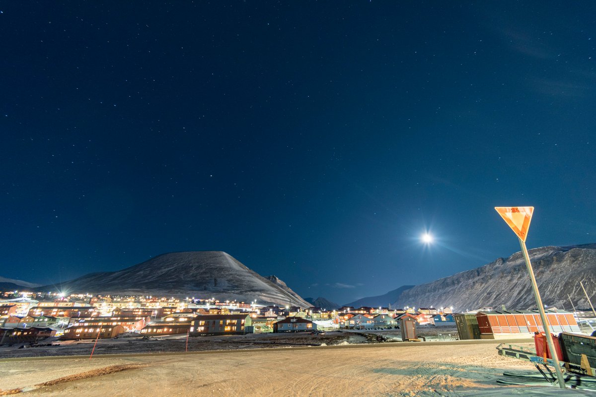 Dans un délai aussi court, il faut se préparer : matériel vidéo avant tout mais il ne faut pas oublier qu'en hiver, il fait nuit 4 mois nonstop et que les températures ne montent pas au dessus de -10°. Au programme : motoneige, chiens de traîneau et visite de grottes glacées