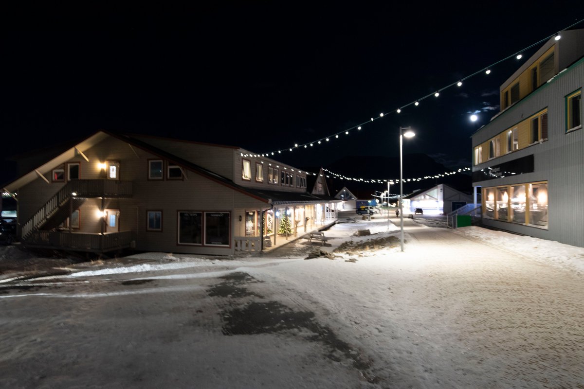 Arrivé sur place, une température à vous geler les miches mais un froid sec qui n'est pas violent. Une impression d'être vraiment dans un endroit unique. Mais l'endroit n'est pas si reculé que ça. Là bas il y a un bar, des boutiques, des restos et même la fibre !