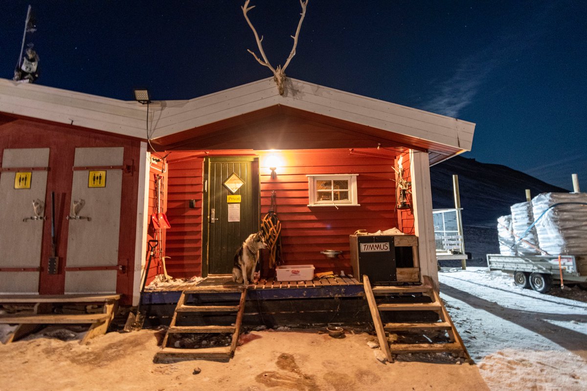 Arrivé sur place, une température à vous geler les miches mais un froid sec qui n'est pas violent. Une impression d'être vraiment dans un endroit unique. Mais l'endroit n'est pas si reculé que ça. Là bas il y a un bar, des boutiques, des restos et même la fibre !