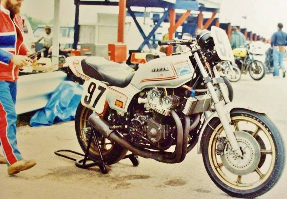 cb1100fTaku's tweet photo. 80ๅนดใฎใขใกใใณใฎCB750Fๆนใฎใใใฉใผใซใฏไธ้จๆๆฒใใฝใใขใใฎ็ปๅใใใ(RSC่ฃฝใ๏ผ) https://t.co/EdSM2Vsl43