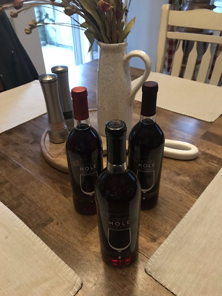 michelemccarrol's tweet photo. My wine was just delivered #StayAtHomeWeekend https://t.co/bURIf0tStp