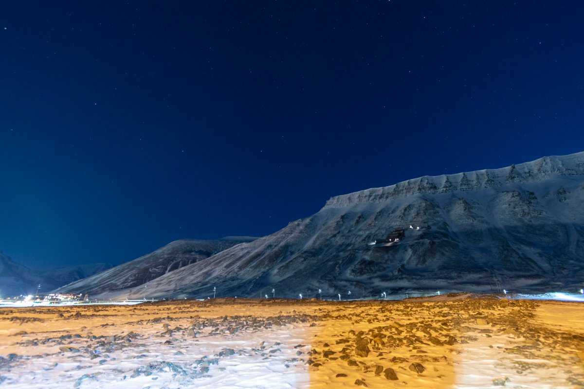 Là bas, il y est interdit de mourir en raison du sol qui est constamment gelé. Tout le monde doit porter un fusil lorsque l'on sort de la ville (ou accompagné d'un guide). En effet sur l'archipel, il y a plus d'ours blancs que d'habitants. (2300 habs pour +3000 ours)