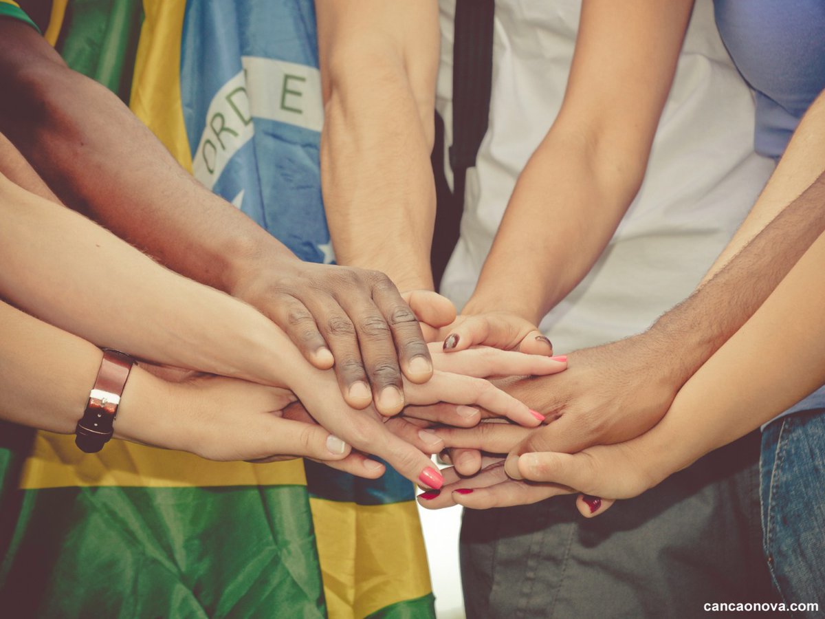 marcofeliciano's tweet photo. Em solidariedade ao povo brasileiro e como forma de bom exemplo, PROTOCOLAREI PROJETO DE LEI PARA REDUZIR PELA METADE OS SALÁRIOS DOS DEPUTADOS E SENADORES durante os próximos 6 meses. Tb apoio a destinação de 100% do fundo eleitoral p/ o combate do coronavírus! #UnidosPeloBrasil https://t.co/w0mH04tPbl
