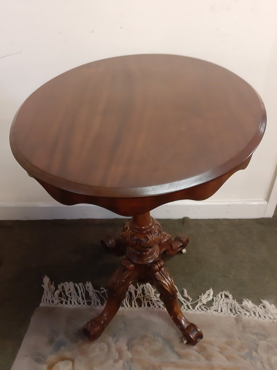 LeekAntiques's tweet photo. A Victorian oval table with centre pedestal and four cabriole legs/castors (circa 1860). Price £195.00. @LeekAntiques #victorian #ovaltable #pedestal #cabriole #castors #antiques #antiqueshop https://t.co/llAAp7TvGA