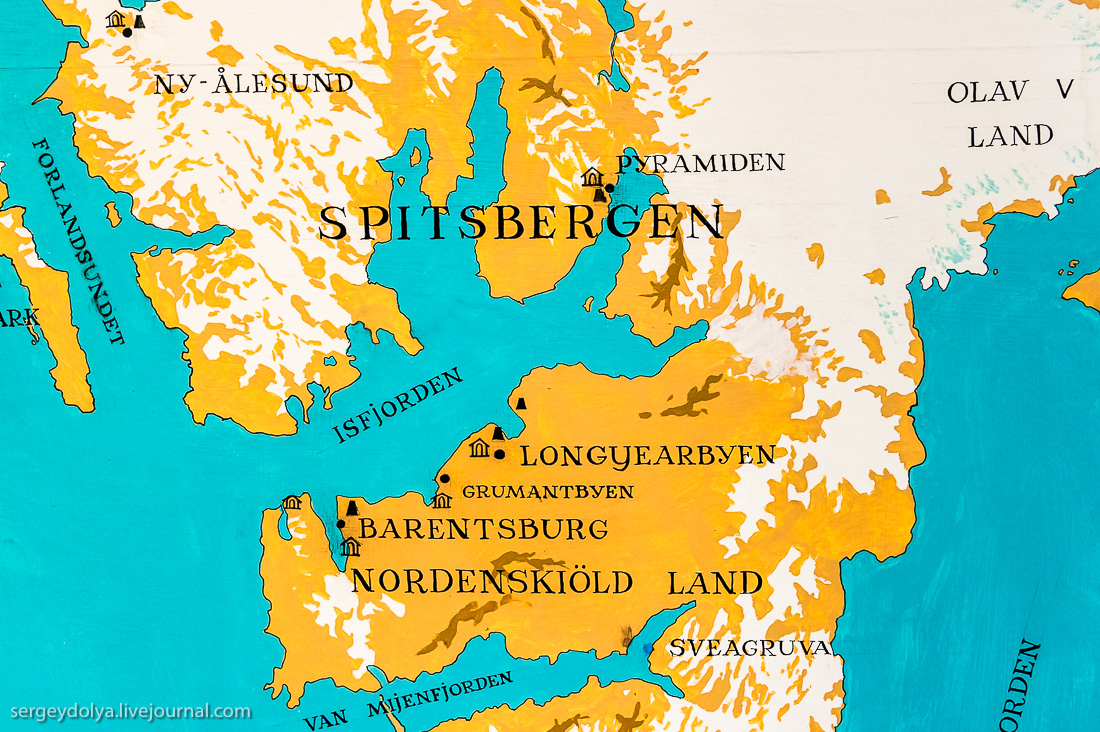 Autre fait surprenant, il existe au sud de Longyearbyen la ville de Barentsburg qui habrite une communauté de 400 ruses. La ville de Pyramiden (russe également) est l'une des nombreuses villes fantômes de l'archipel (visitable)