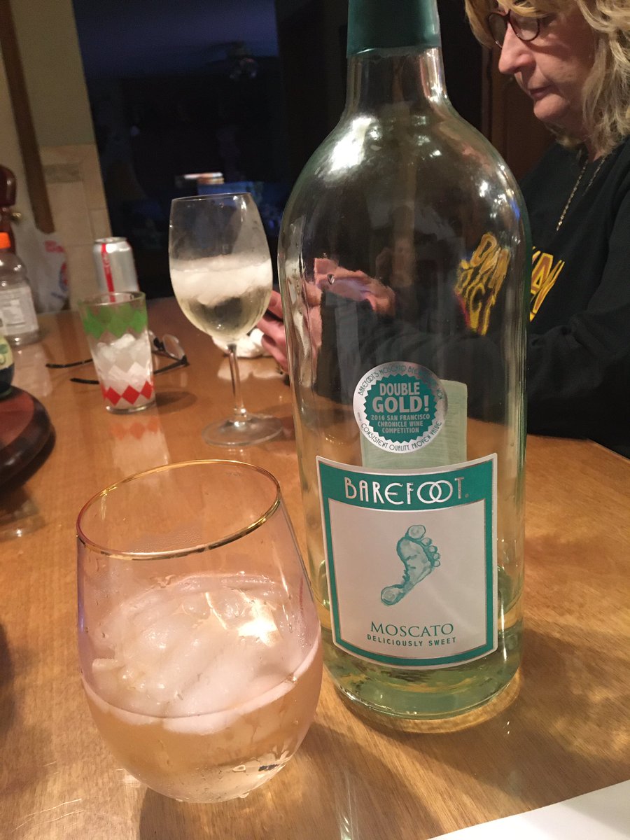 edougherty_10's tweet photo. @barefootcmf Finishing off the bottle🍷 https://t.co/Knk9USui1W