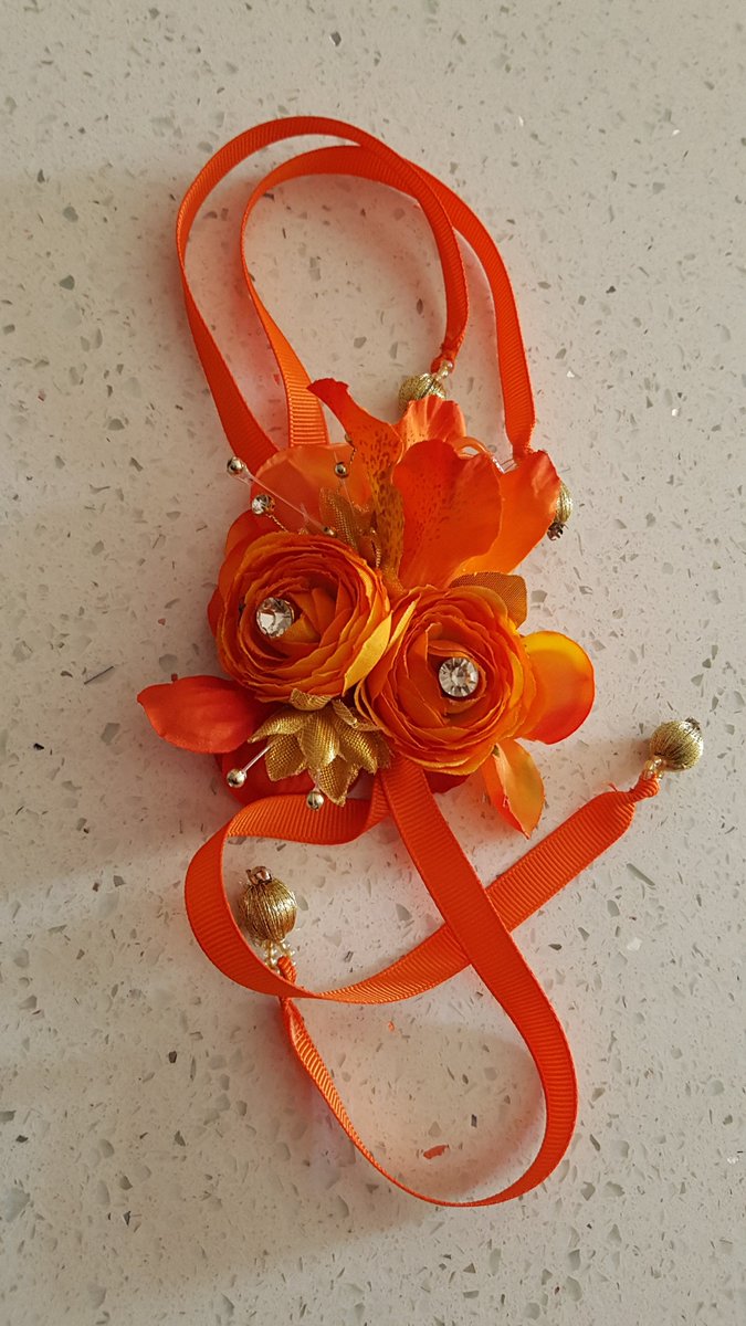 Muhsins2's tweet photo. Wedding Corsage flowers by me with daimonte and pearls work. Place an order on 07966543291 #silkflowers #bridalflowers #bridesmaids #bridetobe #boutique #pearls #daimond #madebyme #muhsins #wedding #kirklees #handflower #corsage #flowergirls #handtiedbouquet #smallbusinesses https://t.co/glJ9NetuY0