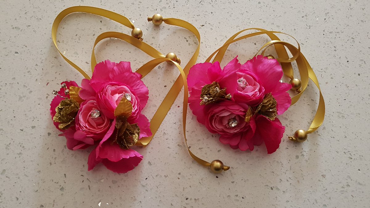 Muhsins2's tweet photo. Wedding Corsage flowers by me with daimonte and pearls work. Place an order on 07966543291 #silkflowers #bridalflowers #bridesmaids #bridetobe #boutique #pearls #daimond #madebyme #muhsins #wedding #kirklees #handflower #corsage #flowergirls #handtiedbouquet #smallbusinesses https://t.co/CZxdWXD4pW