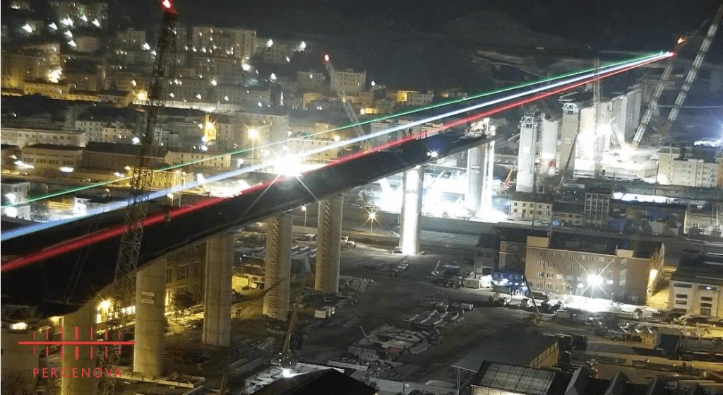 Che bella questa foto di #Genova.
Il ponte unito dal tricolore è il simbolo di un paese che guarda a domani. #PerGenova #Covid_19