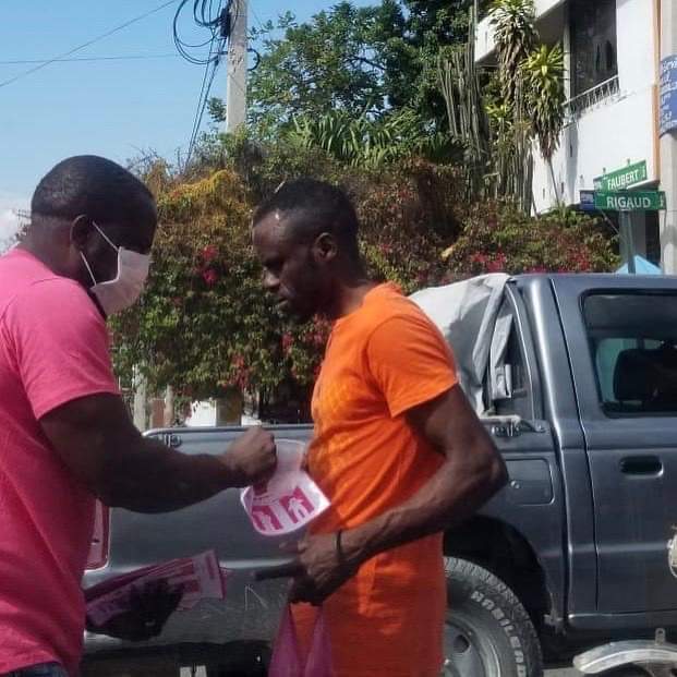 ChimenSou's tweet photo. Ekip Fondation Rose et Blanc #FREB te nan lari ap fè sensibilizasyon #kowonaviris. Nap raple tout moun swiv konsiy otorite la sante yo, swiv nouvèl, kenbe kè kal. #BareKowona #malèpagenprejije
#konesanssepouvwa https://t.co/9L3WPZr1jq