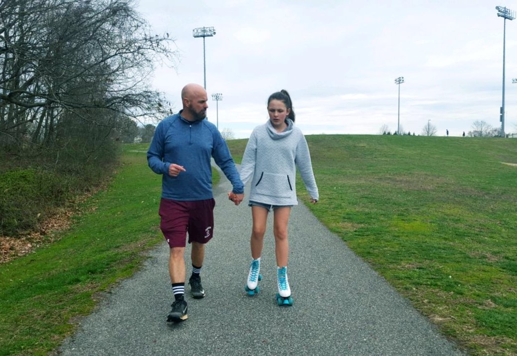 runSue19's tweet photo. #3GoodDeedsDaily during #Covid_19 Social Distancing #Myself: signed up for an online grad class 📘🐛 #Family: Afternoon McTormey PE skate time 🤸‍♀️🤸‍♂️ #Community:   Post dinner family walk - three bags of litter picked up! https://t.co/8WIW6jvUW5