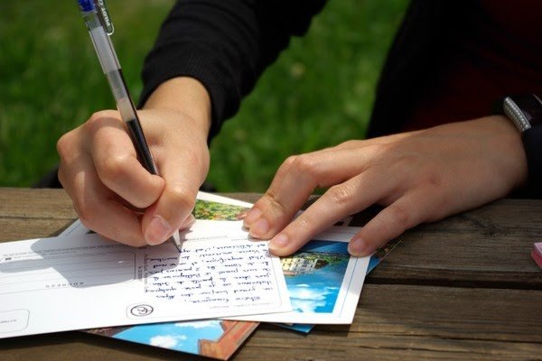 Goodable's tweet photo. To combat loneliness, Ireland is giving away free postcards to everyone in the country, so that people can stay in touch during self-isolation.

They've printed five million of them.  Residents can write on them, then mail them for free to anyone in the country.

✍️ ❤️ https://t.co/3tGyAe8a4y