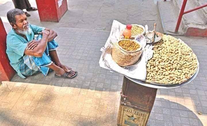 A38557154's tweet image. আমাদের দেশ
ইতালি বা আরব দেশ না। 

যে ঘরে ঘরে খাবার,
সেবা পৌছে দেয়া সম্ভব হবে।

আমাদের দেশের যারা, 
দিনমজুর আছেন। 

দেশের এরকম পরিস্থিতিতে, 
তাদের অনেকেরই রোজগার শূন্য হবে।

এমতবস্থায় আমাদের সমাজের,  সামর্থ্যবানদের উচিত কিছু টাকা দিয়ে সাহায্য করা।

#জ