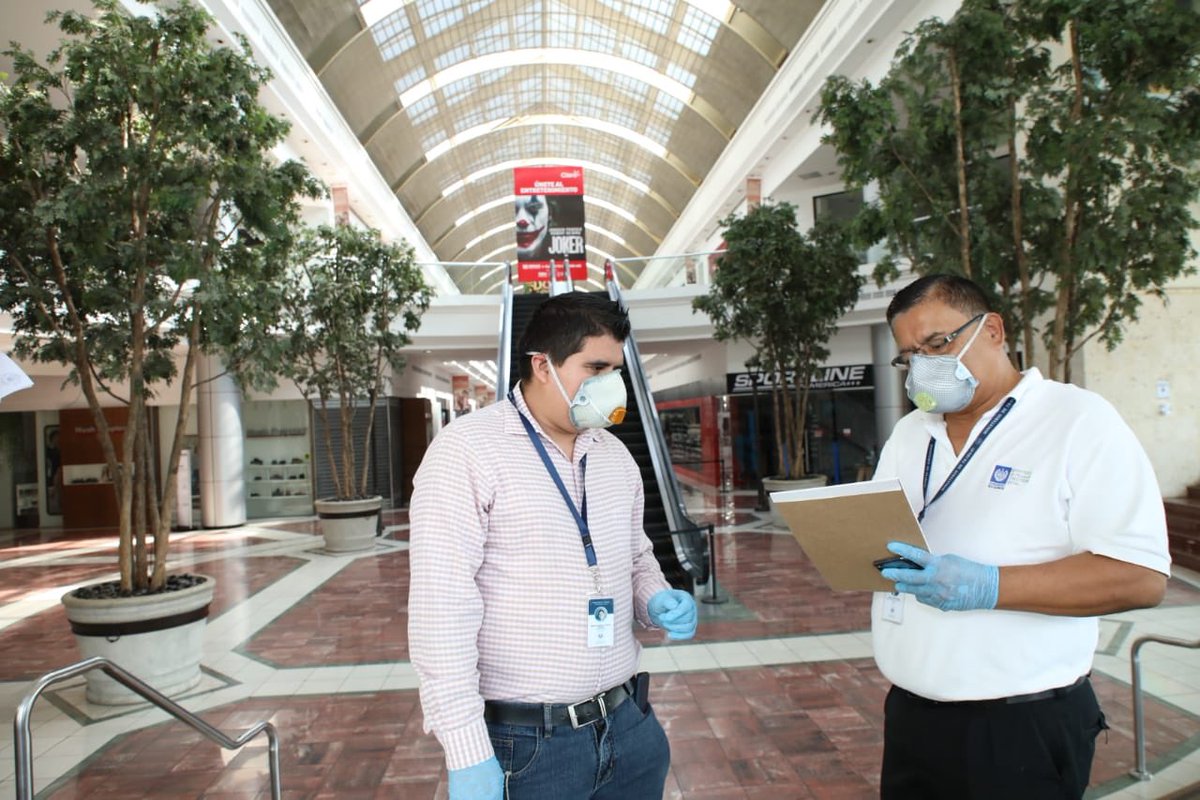 Gobierno_SV's tweet photo. El Ministerio de @TrabajoSV realiza inspecciones en diferentes centros comerciales para verificar que se cumpla con las medidas de cierre dictadas por el Presidente @nayibbukele. #AlertaCOVID19SV https://t.co/HkjfJ9YqT2