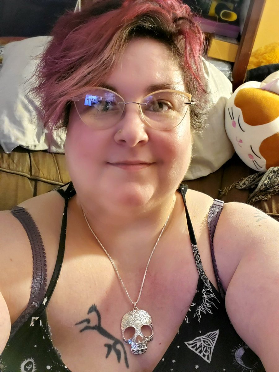 house_scientia's tweet photo. My doctor: "Kel, you're looking better, but you still need to be on medical leave for another month. Uh, why are you wearing a huge skull necklace?"
Me: "Well, if I'm going to flirt with Death, I want him to know I care."
#Crownsguard #gallowshumor https://t.co/5peWfUQUjT
