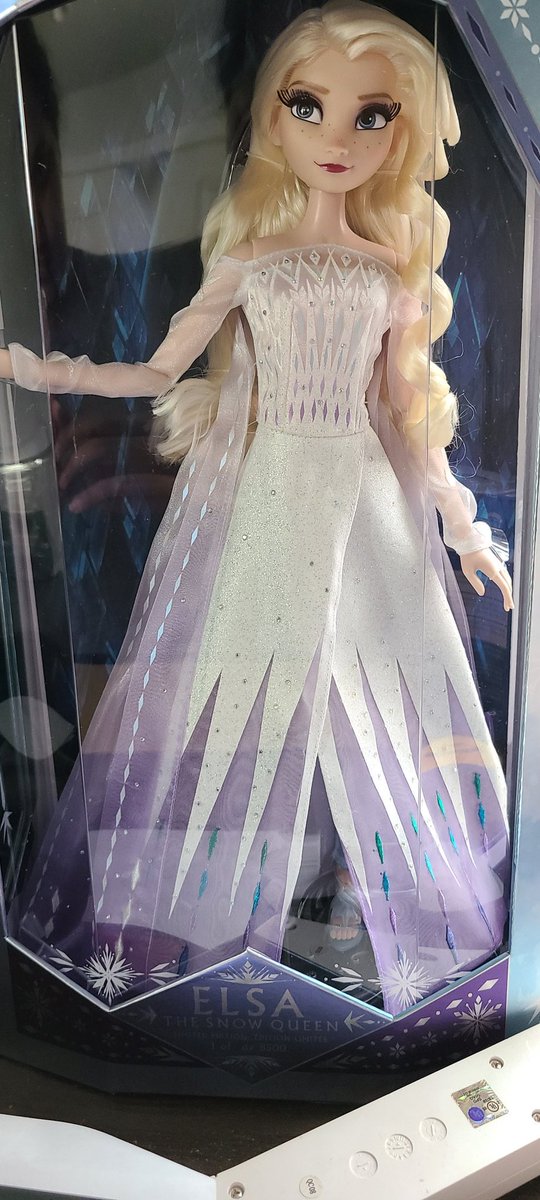 MoonPrincess989's tweet photo. Look who arrived today!!! 😍😍😍🤩🤩🤩 They look much better in person. #DisneyCollectables #Frozen2 #QueenAnna #ElsaTheSnowQueen #QueenElsa #QueensOfArendelle https://t.co/gkLxsbIPDf