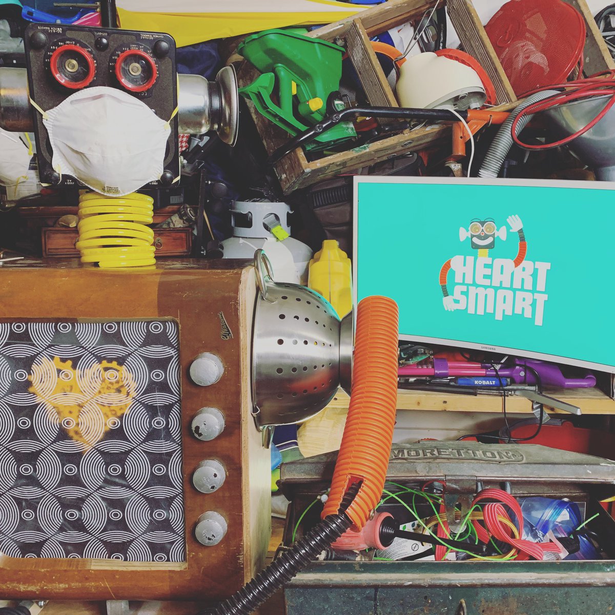 DaveAndrewHill's tweet photo. Boris the Robot is making the most of #Isolation... new daily films to bring kids (and parents) peace in unsettling times coming next week... visit https://t.co/nz9PxHfPZg in the meantime.
#sel #schoolclosure #rhe #PSHE https://t.co/syBXNfaAii