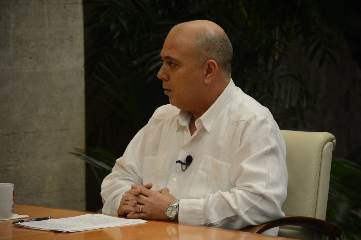 PresidenciaCuba's tweet photo. "La vigilancia epidemiológica la tenemos que hacer desde la comunidad y los centros de trabajo" con el reforzamiento de las instituciones de salud, expresó el Viceprimer Ministro @DrRobertoMOjeda en su valoración sobre la fase pre-epidémica actual. 
#CubaPorLaSalud
#Cuba 🇨🇺 https://t.co/xykdpTFcgB