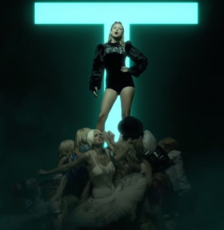 доминатрикс тейлор свифт. тейлор свифт в латексе. перевод песни made me do. тейлор свифт what you made me do. тейлор свифт сидит на троне.