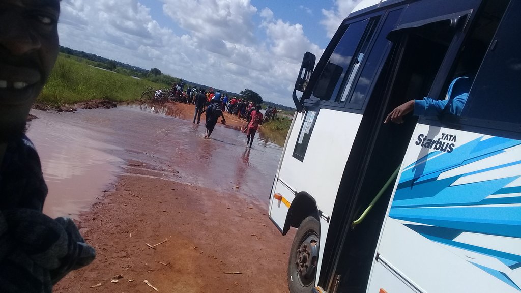 Lmbigule's tweet photo. Mto Nyikonga mpakani mwa Lulembela (Mbogwe) na Katoro (Chato) wafurika maji. Abiria,kuvushwa kwa kubebwa migongoni na Vijana Jasili kwa  Tsh 2000/na Gari kusukumwa kwa Tsh.10 000/-nk @ClubMagufuli @WizaraUUM Tunaomba Daraja https://t.co/XXVC5vuUYk Risiki https://t.co/fBFQEWtXGK
