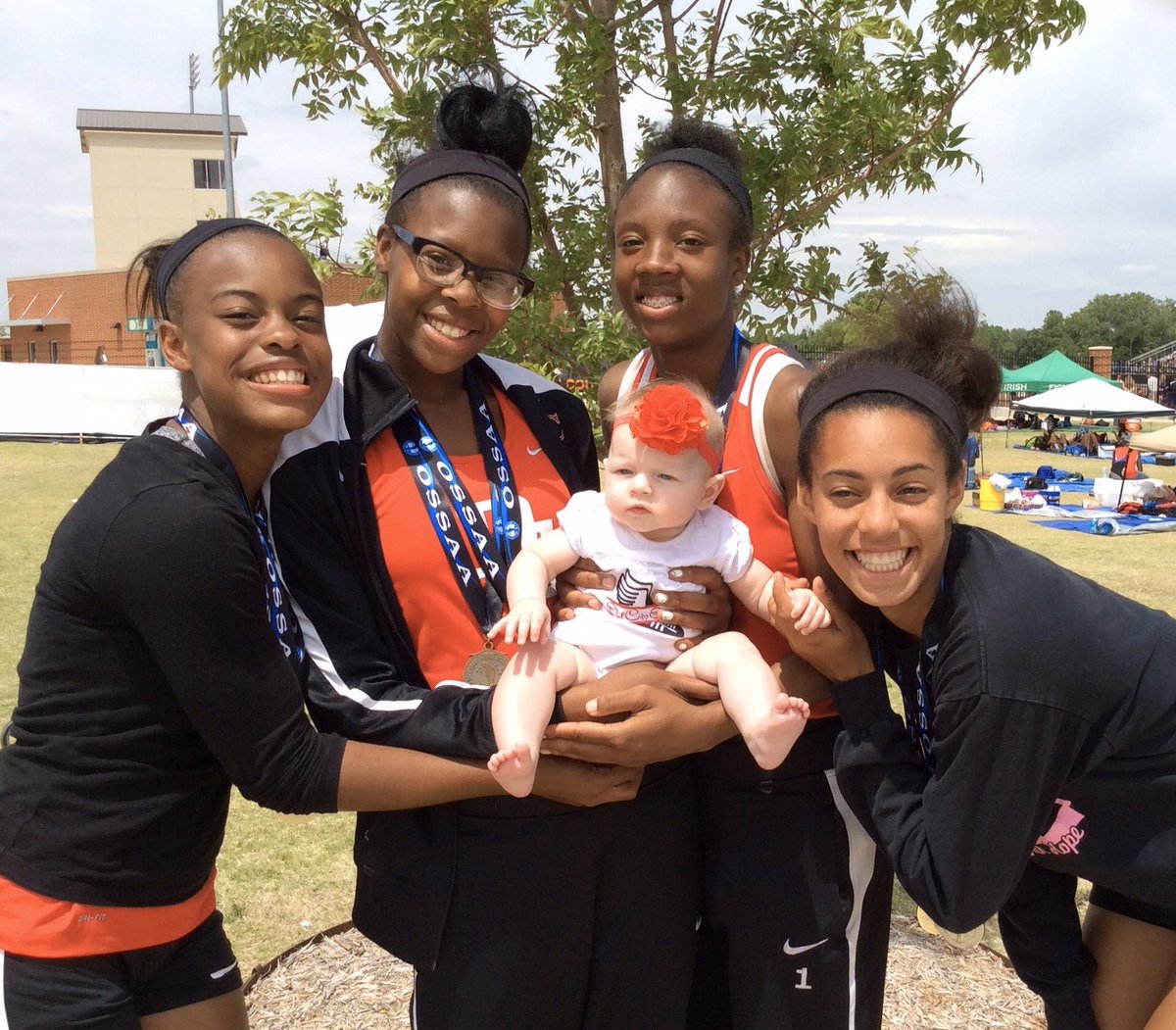 DCTrackAndField's tweet photo. State Champs 4x100 🥇
Have won it 5 of the past 6 years since! #throwback #state2014 #eaglepride #wefly https://t.co/MSbru0Xga8
