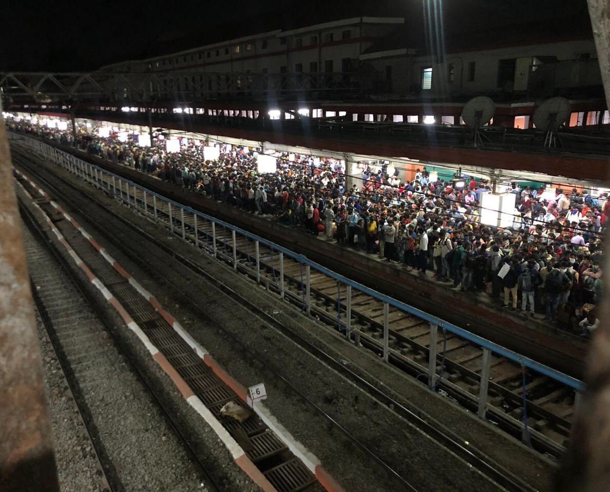 shrish_lal's tweet photo. Scene at Pune railway station, people going back to their native place, total chaos. Pls educate &amp; support your helps/employees, not to go back to their small towns &amp; villages, they will spread the virus at places where medical facilities are weak #Covid_19 #JantaCurfew @PMOIndia https://t.co/tKT0RMXS4d