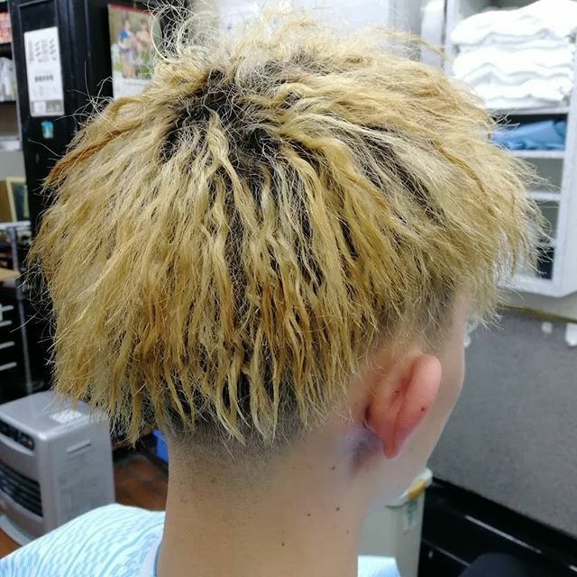 ヘアーサロンリッチ 友達の息子をツイストパーマ カラーはセルフ 父親は現役の理容師なので 閉店後に技術を教えながらの施術でした 次は自店でトライしてみて下さい T Co 7klo0o8tge