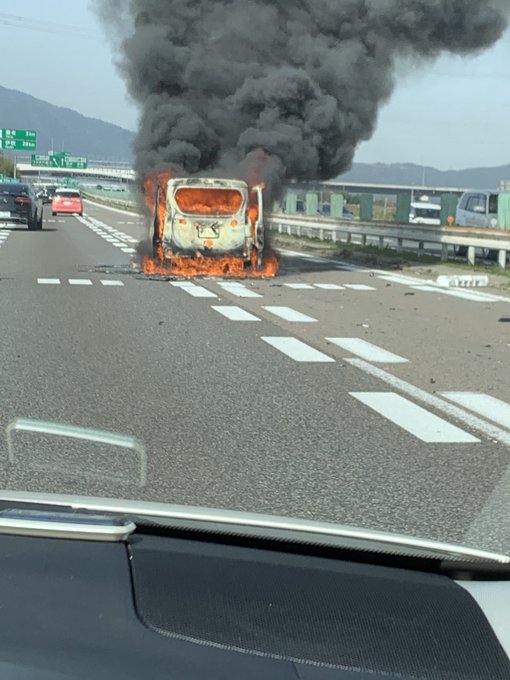 車両火災 名神高速 下りの大垣ic 養老jct付近で車両火災 道の真ん中で車燃えてる そのため通行止め 現地の画像や動画まとめ まとめダネ 車両火災 名神高速 下りの大垣ic 養老jct付近で車両火災 道の真ん中で車燃えてる そのため通行止め 現地の画像や動画まとめ まとめダネ