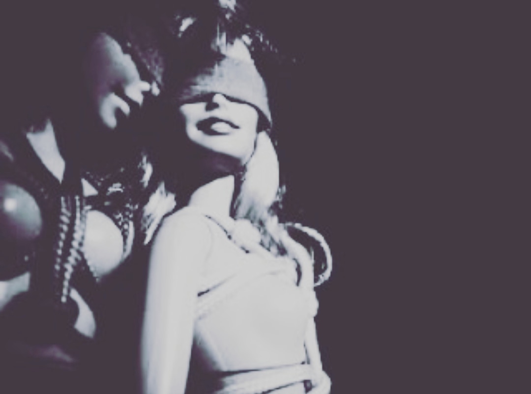 CombKata's tweet image. ~El alma necesita tanto amor
como el cuerpo castigo~