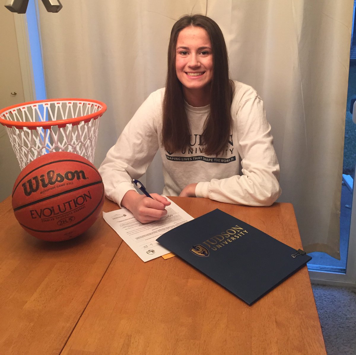 JudsonWBB's tweet photo. Signing Day!! 📝
Practicing her “social distancing”, Sydney Novak is a 5’11 F from Huntley HS. So pumped to have you join our program, Sydney!! 🎉🦅 #judsonawesome #Together https://t.co/mPE053oxDP