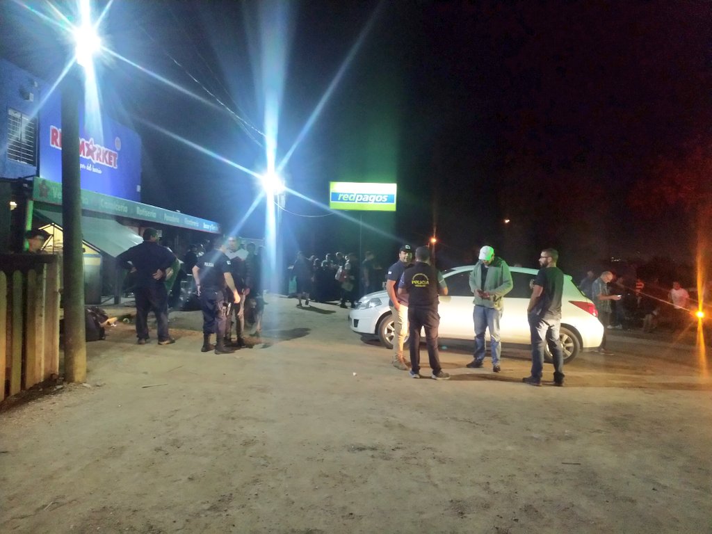 LeoPedrouza's tweet photo. Tiroteo en un Supermercado y Red Pagos de Los Boulevares. Un rapiñero muerto y dos clientes que quedaron en medio de la balacera heridos. Fueron 6 los autores del asalto. El muerto tenía chaleco antibalas. Ampl en Teledia Sábado 12.30 @TelenocheUy @Canal4_UY https://t.co/RSHSwq4Yhl
