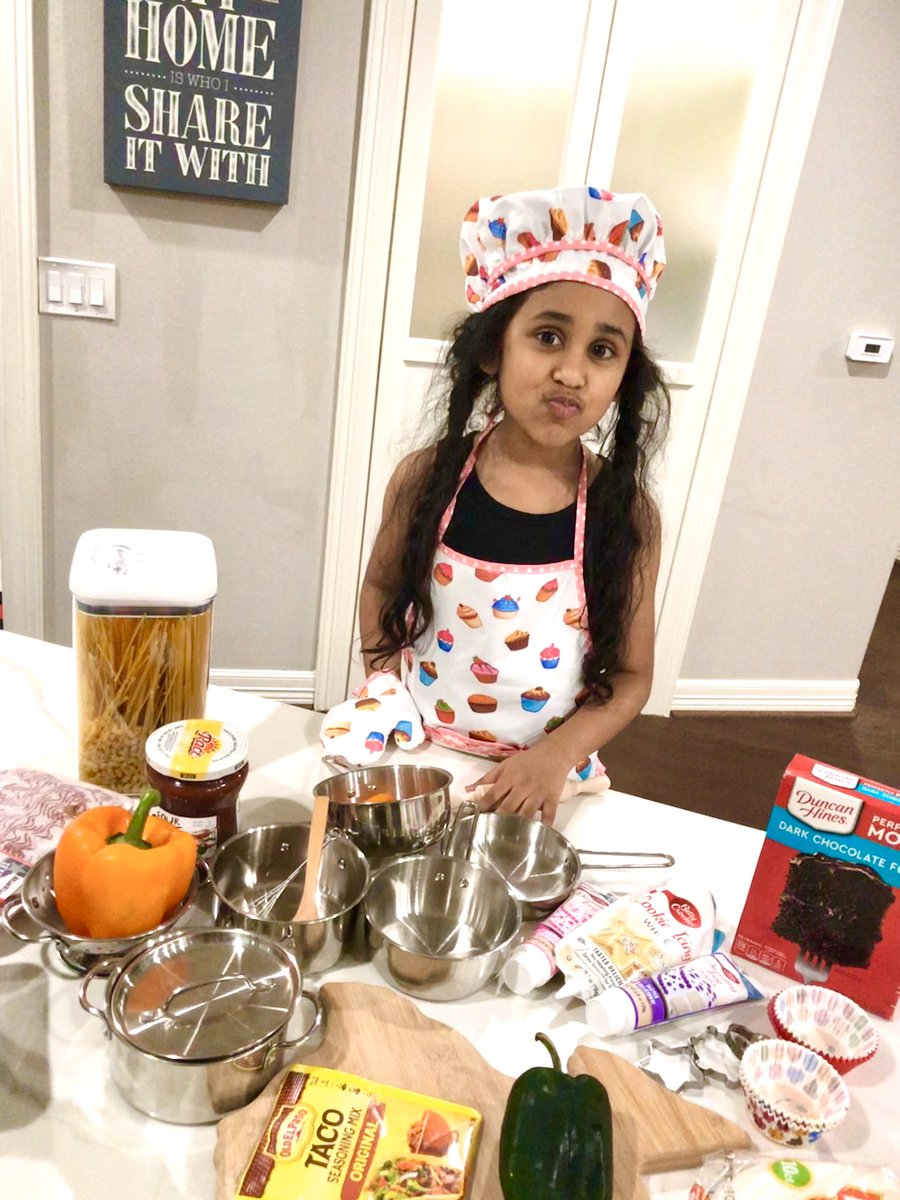 HonShawnThierry's tweet photo. Klaire’s Kreole Kitchen is open but remember— TAKEOUT orders only! 😉⚜️ Maybe she should change the name since we are out of gumbo! Spaghetti, tacos, & cupcakes are on her menu tonight! 🌮🍝 🧁
#rxlege #FridayVibes #FamilyFriendly #Homebound #StayHome #Txlege https://t.co/YH5y7IumMU