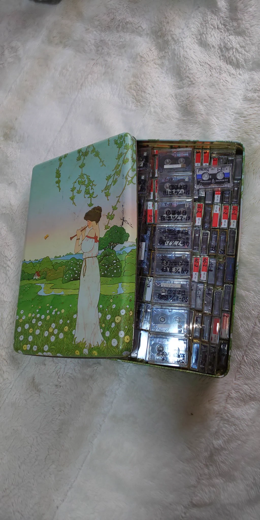 @a_san_080516 @tomo_cafemocha どこのお菓子の箱かは分からないけどマイクロかセット入れにしてる😄 