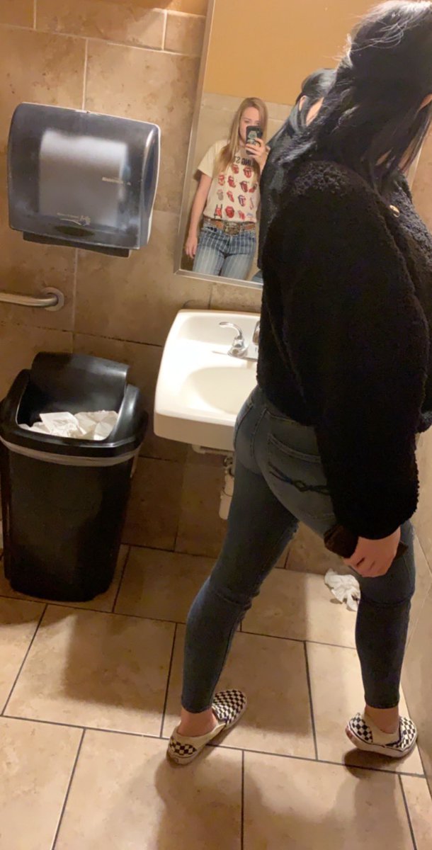 Bathroom selfies still a thing? @jessmertss