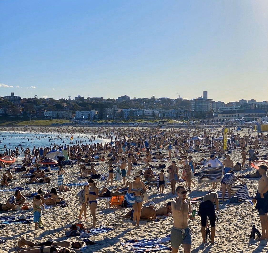 BREAKING: The NSW Government has CLOSED Sydney’s Bondi Beach after crowds exceeded 500. This was the scene yesterday. #COVID19Aus