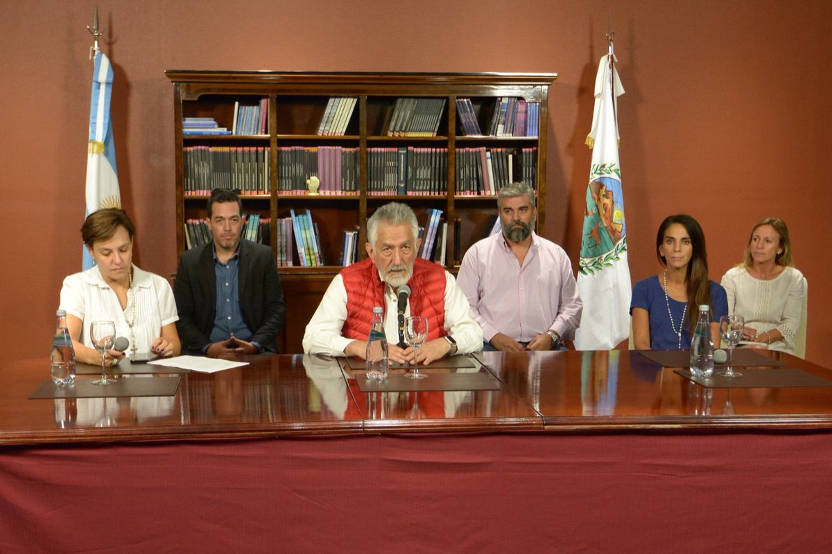 alberto_rsaa's tweet image. Seguimos trabajando con transparencia para combatir el Coronavirus. Andar en la calle  es una provocación, una conducta irresponsable. El virus esta entre nosotros, no hacen falta más pruebas. Para que no circule, quedémonos en casa. Cuidémonos.
👉🏻 bit.ly/Reporte20marzo