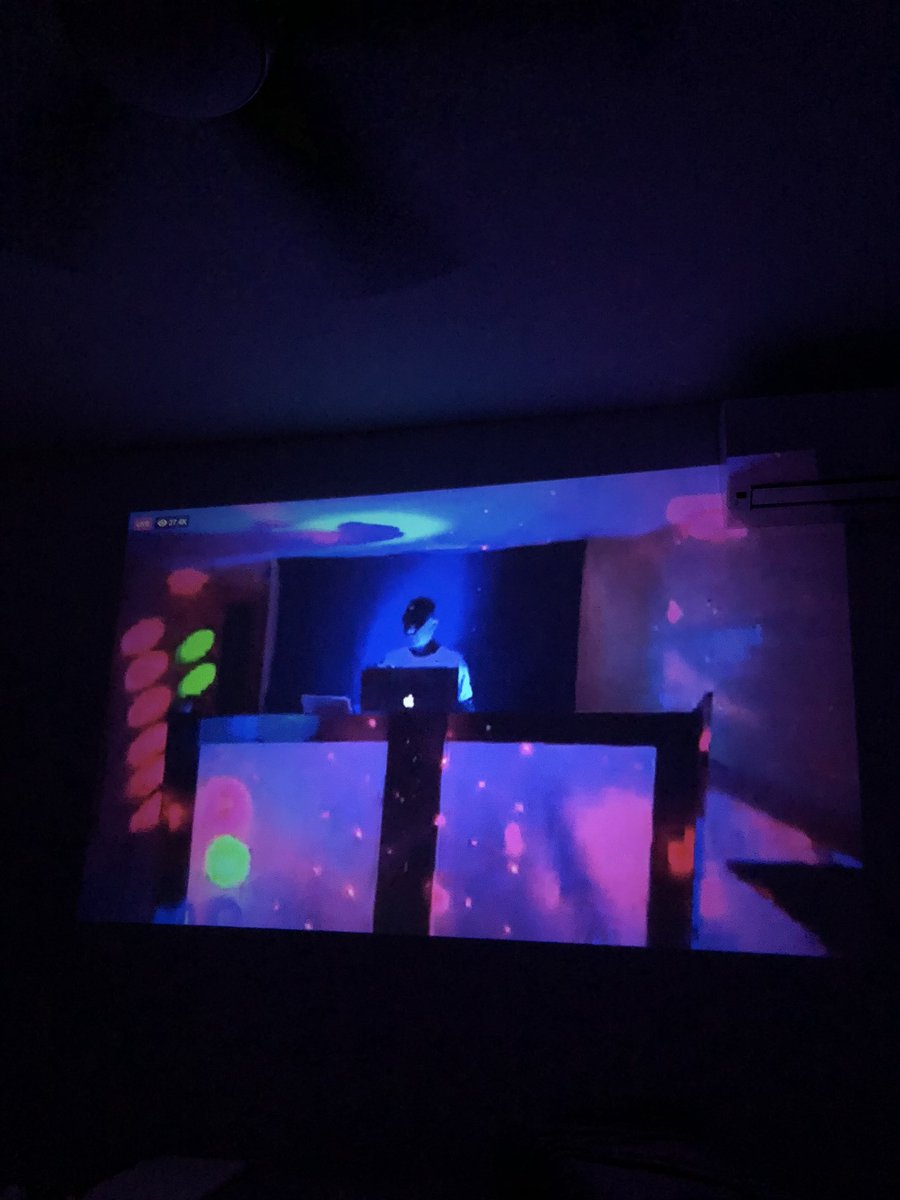 ____TRC____'s tweet image. Tuve que ponerlo en el proyector y ahora sí me siento en un jangueo. Me voy a virar un trago para que se sienta más real.