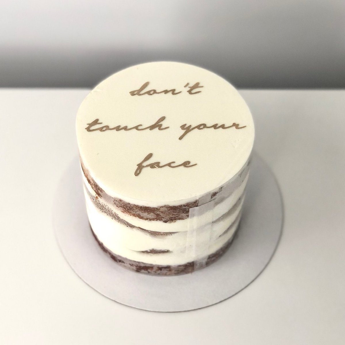 Brighten up someone’s day and send them a social distancing cake inspired by <a href="/butter_and/">ナナンベ</a> 
#covid_19 #coronavirus #socialdistancing
 #FoodPorn #Yummy #QualityFlavour #Restaurant #InstaFood #LoveFood #RGRecommends #RosannaGlobalRecommends