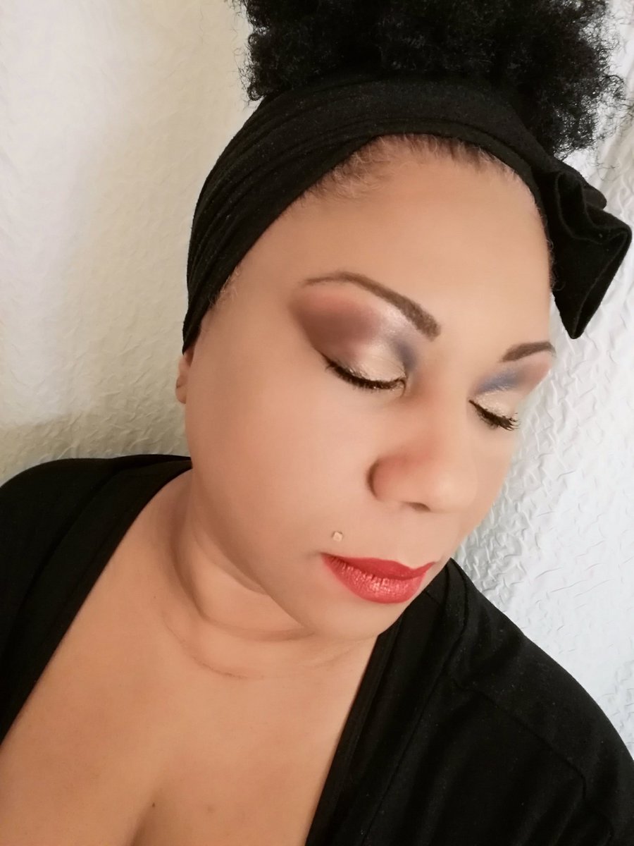 manyfacesofeve_'s tweet photo. @bhcosmetics #itsmyrayeraye eye palette @BurtsBees foundation @elfcosmetics concealer #makeuplook #eyeshadow https://t.co/n9BcmIFhKY