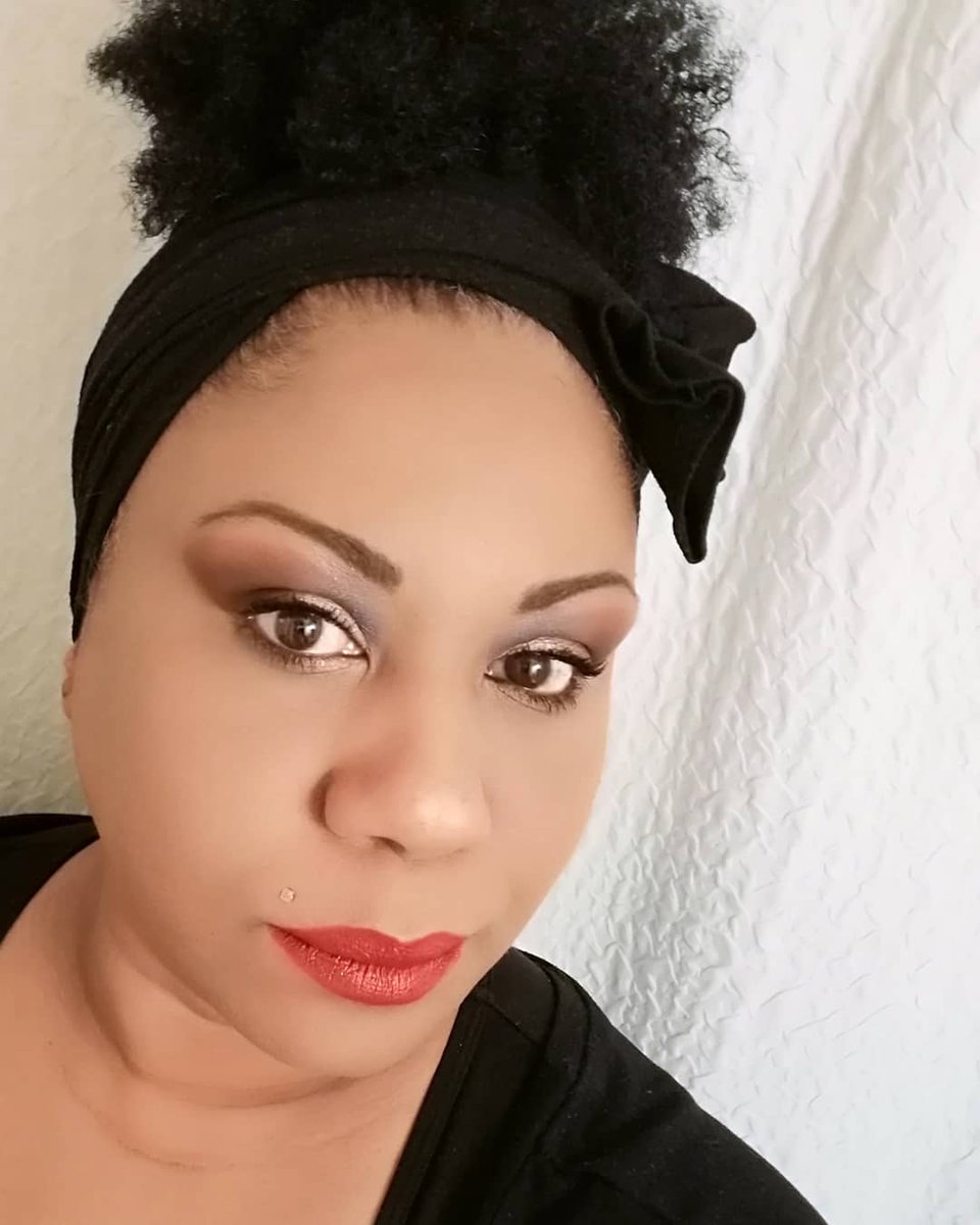 manyfacesofeve_'s tweet photo. @bhcosmetics #itsmyrayeraye eye palette @BurtsBees foundation @elfcosmetics concealer #makeuplook #eyeshadow https://t.co/n9BcmIFhKY