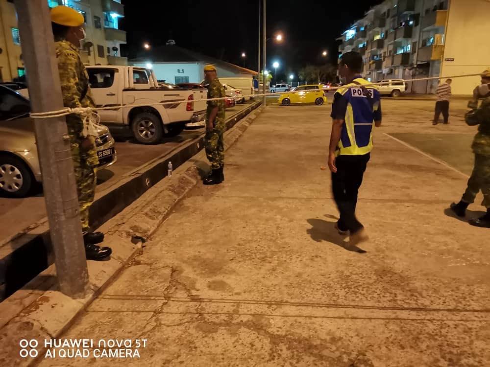 RELASandakan's tweet photo. Lokasi : Kg Gum-Gum
Rondaan Ini dilakukan bersama 2 Penolong pegawai RELA Daerah dan 1 KPRK,1 KPR &amp; 8 anggota RELA adalah untuk memastikan Perintah Kawalan Pergerakan dipatuhi oleh seluruh warga Penduduk Kg Gum-Gum
#setiaberbakti #StaySafeStayHome #PerintahKawalanPergerakan https://t.co/SFucTykng3