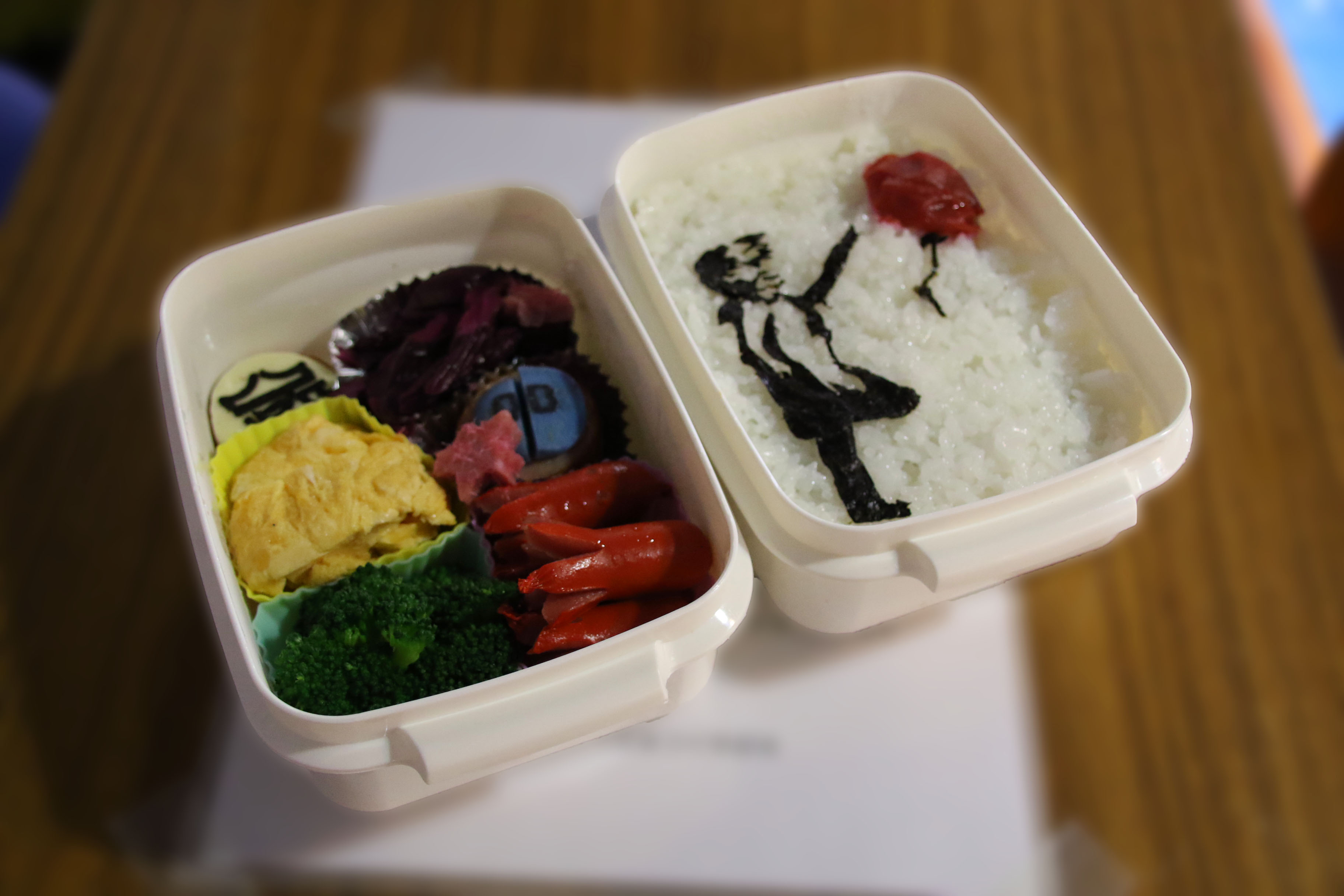 日本相撲協会公式 十四日目の様子 力士の手作り弁当 今場所は外出できないため 館内の食事スペースで飲食しています 立浪部屋の瑞光は 兄弟子 華吹のつくったお弁当 バンクシーの作品を海苔と梅干しで再現しました Sumo 相撲 春場所 お