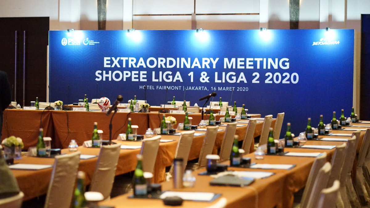redsjoinshow's tweet photo. Dalam suasana prihatin atas merebaknya Virus Corona, The Reds Join Show episode XI hadir. Dari Hotel Fairmont Jakarta kami kabarkan keputusan Ketua Umum @PSSI @iriawan84  menunda sementara kompetisi liga Selengkapnya di  https://t.co/VUfCssXL8P #LawanCorona https://t.co/DVLC52kr9W