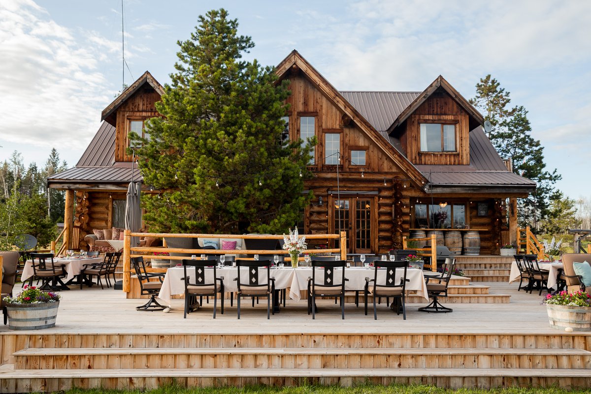 With spring around the corner we're looking forward to dining alfresco on the panoramic sundeck of the ranch house!

We're wishing everyone the best as you navigate through the impacts of COVID-19. 

#explorebc #hellobc #natgeolodges #natgeotravel

PC: <a href="/taylormichburk/">Taylor Burk</a>