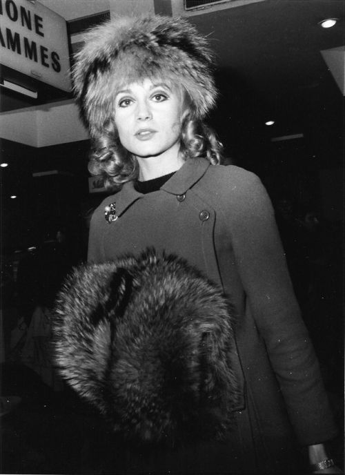 ZorikaZr's tweet photo. Encore Françoise Dorléac ? 5/4 #BornthisDay 21 March 1942 #Actress & #StyleIcon tragically died car crash 1967 . #VintageFashion #style #movies #MichealCaine #dresses #prints #furs #coats #style #Hairstyles #1960s #sixties #ScreenKiss #CatherineDeneuve https://t.co/2ORMDYpIoB